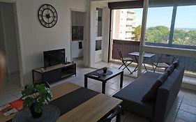 Appartement refait à neuf, climatisé avec vue mer et montagne, avec place de parking privative